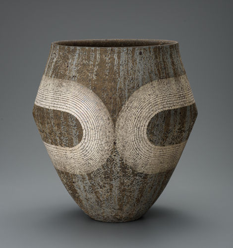 銹変陶銀彩器, 2021 陶土、酸化金属、土灰、籾灰、銀 H37.9 × W36.0 × D32.6 cm H14.9 × W14. 1 × D12.8 in. 井口 大輔