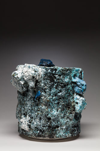 Crucible #1, 2018 陶 H46.8 × W20.5 × D20.5 cm H18 × W8 × D8 in. トニー・マーシュ