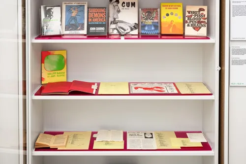 Un poeta al museo. La Triennale di Milano celebra John Giorno e l’arte della parola