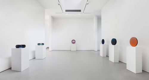 Photo by EPW Studio. Artwork © 2015 De Wain Valentine/Artists Rights Society (ARS), New York; courtesy David Zwirner New York/London