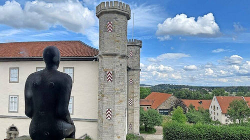 GÖTTINGER TAGEBLATT, GROSSE KUNST IM SCHLOSS: IN DERNEBURG STRAHLT DIE ZEITGENÖSSISCHE KUNST