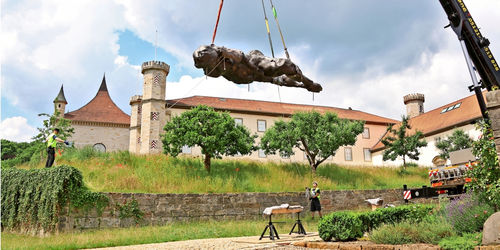 HILDESHEIMER ALLGEMEINE ZEITUNG, KUNST IM SCHWEBEZUSTAND