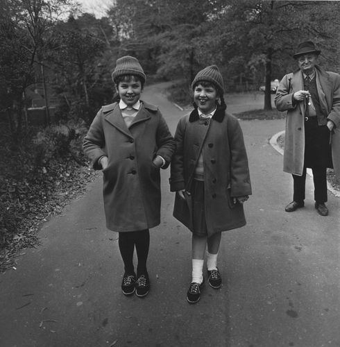 Diane Arbus, Two girls with their grandfather in Central Park, N.Y.C. 1962 © The Estate of Diane Arbus