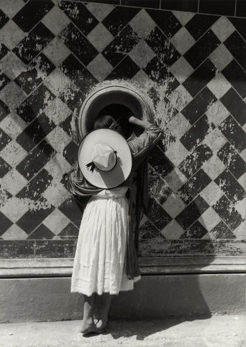 Manuel Álvarez Bravo La Hija de los Danzantes (Daughter of the Dancers), Cholula, Puebla, México, 1933 gelatin silver print 10" x 8" titled and initialed verso in pencil