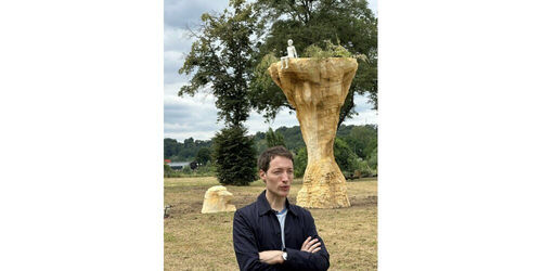 Laurent Pernot in front of his work « Le grand rocher » © Laurent Pernot. Courtesy of the Artist.