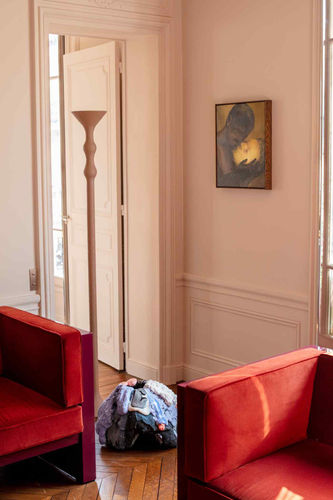 Adoration by Xie Lei, above a sculpture by Brian Rochefort © Arnau Bach