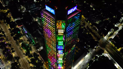 "Lossy" of Julieta Gil lights BBVA tower in Mexico City