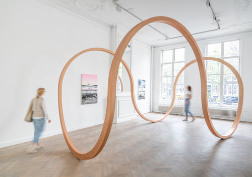 Charles Avery "Untitled (Square Circle)", 2021. Bronze, 300 x 600 x 300 cm | 118 1/8 x 236 1/4 x 118 1/8 in | Photo: Jonathan de Waart