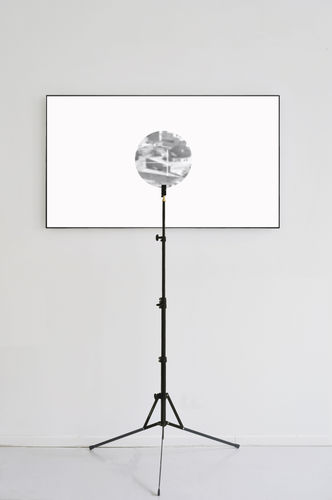 Emmanuel Van der Auwera, VideoSculpture XXII (White Noise), 2020, 55-inch LCD screen, polarization filter, plexiglass, tripod, cables, HD video 38 min 13 sec, height 190 cm, height 74 3/4 in. Edition of 3 plus 2 AP.