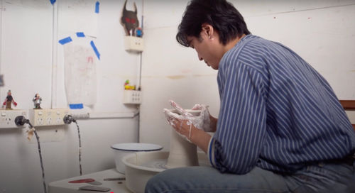 Casey Chen SBS中文 Interview, “奶奶送我的四大名著，让我找到自己的风格”：澳洲华人艺术家用陶艺探索文化认同