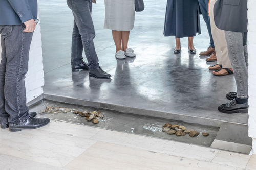 Lili Dujourie, Paragone, 2022, water, pebbles, pumps, aluminium