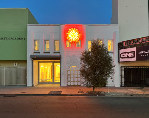 CHANT neon artwork, 2022 displayed on Shulamit Nazarian gallery facade. Courtesy Of The Artist And Shulamit Nazarian, Los Angeles.