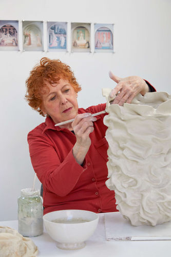 Babs Haenen working in the studio ©Roos de Bolster