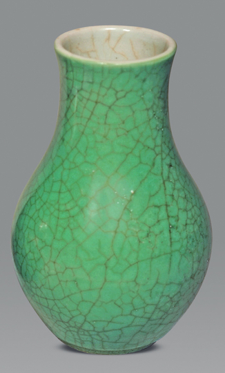 Chinese Apple Green Glazed Porcelain Small Pear-Shaped Porcelain Vase