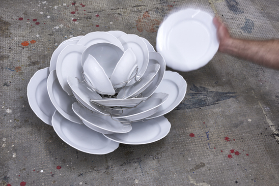 David Bielander, Rose 2017. Edelstahl, Tafelservice (Porzellan, 21-teilig). Photo: Dirk Eisel