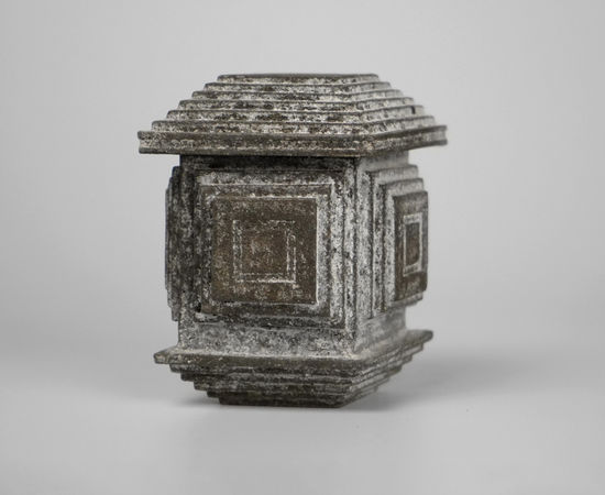 Koinuma Michio 肥沼美智雄, Box with carved patterns