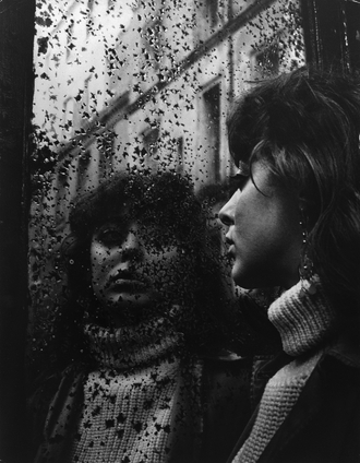 Vali in the mirror with starlets, Paris, 1952