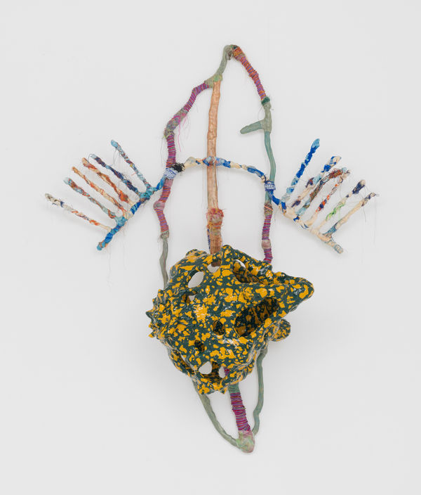 Julien Creuzet, Dent cariée du Crétacé. Dans la paume de nos mains, méandre androgyne, nacre délavée fêlure du sablier. Miséricorde, coffre tes murmures divinatoires sous les pieds de Andromède (croton vert à points jaunes), 2025