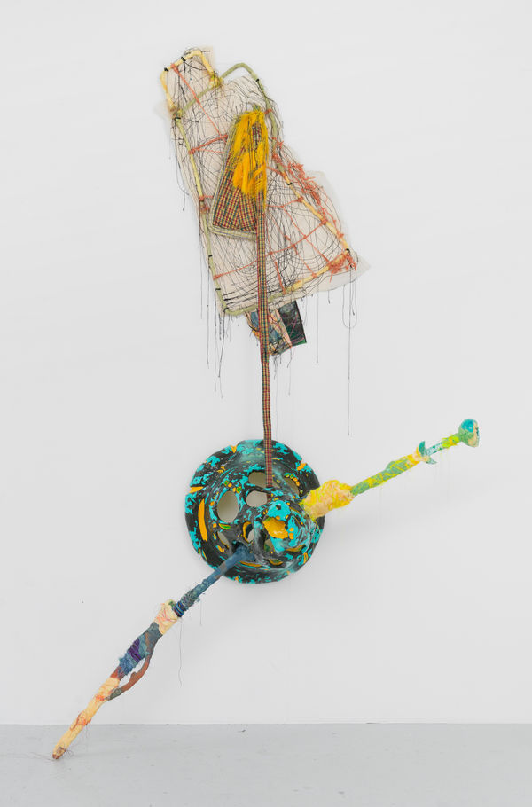 Julien Creuzet, Dent cariée du Crétacé. Dans la paume de nos mains, méandre androgyne, nacre délavée fêlure du sablier. Miséricorde, coffre tes murmures divinatoires sous les pieds de Andromède (corne jaune et bleue), 2025