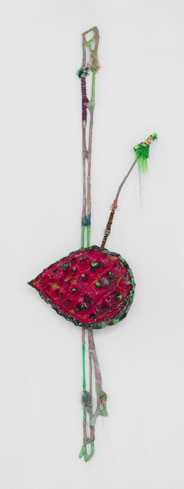 Julien Creuzet, Dent cariée du Crétacé. Dans la paume de nos mains, méandre androgyne, nacre délavée fêlure du sablier. Miséricorde, coffre tes murmures divinatoires sous les pieds de Andromède (carapace megaptera), 2025