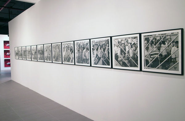 Manit Sriwanichpoom, Waiting for the King [Sitting], 2006