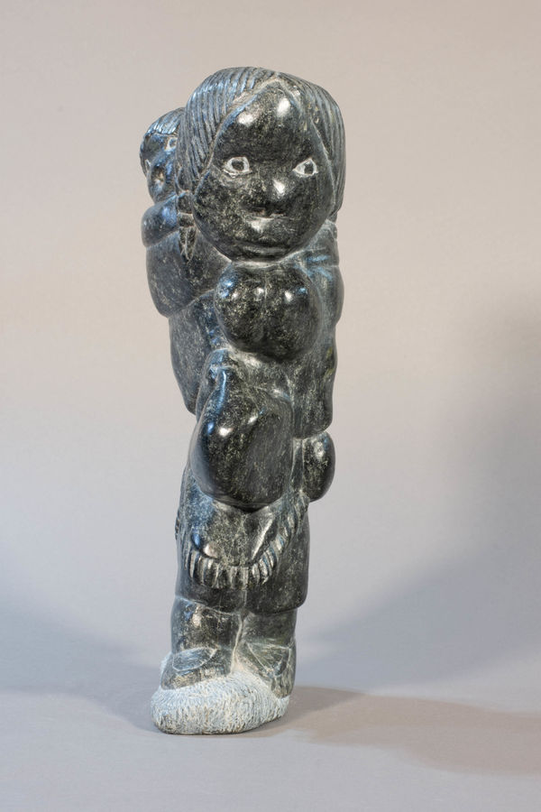 Johnny Inukpuk, Mother with Twins / Mère de jumeaux, ca. 1980