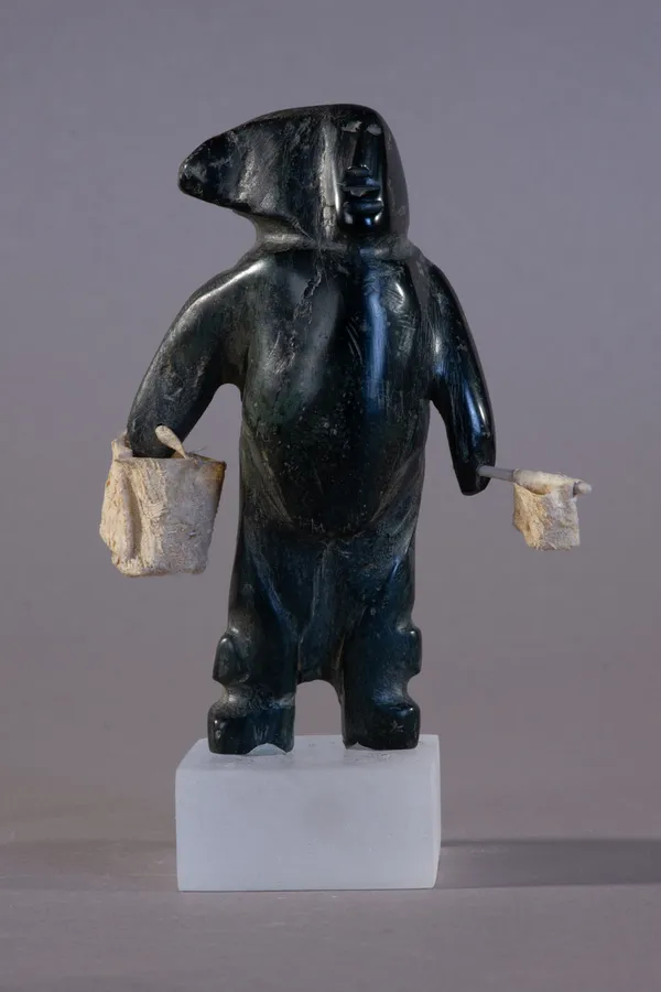 Margaret Uyuaperq Aniksak, Woman Fetching Water / Femme allant chercher de l'eau, ca. 1970