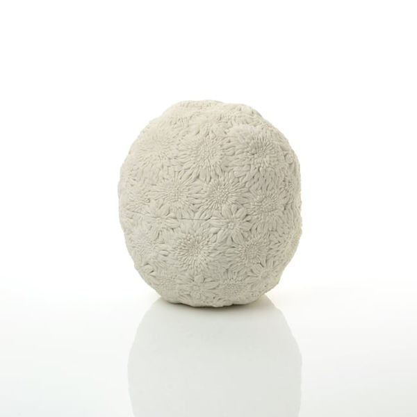 Hitomi Hosono, A Round Flower Box, 2019