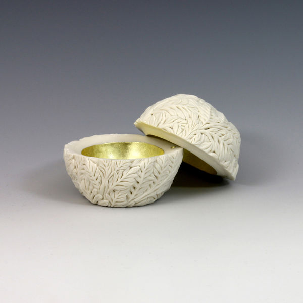 Hitomi Hosono, A Very Small Feather Leaves Box, 2015