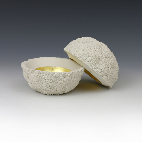 Hitomi Hosono, A Camellia and Chrysanthemum Box, 2015