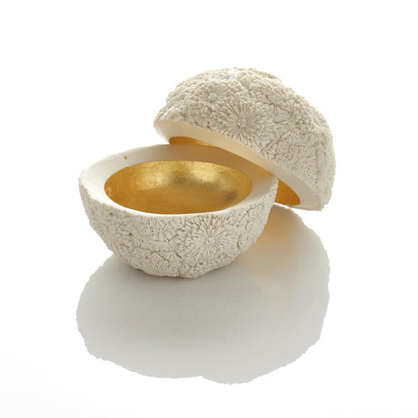 Hitomi Hosono, A Camellia and Chrysanthemum Round Box, 2016