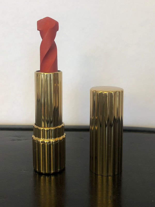 Elodie ANTOINE, Rouge à lèvre moulé en mèche à béton , 2024