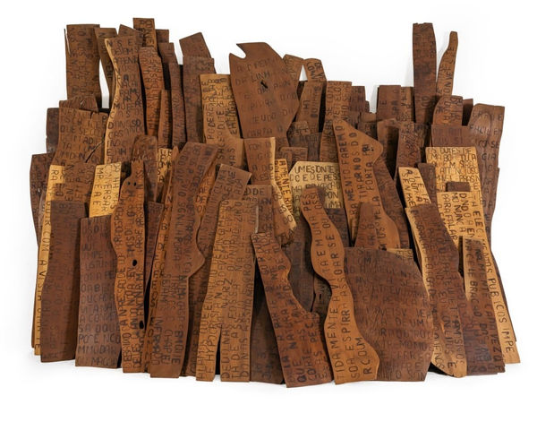 Marcelo Silveira Manuais de Liêdo, 2006 Madeiras (Cajacatinga) marcadas à fogo 130 x 220 x 60 cm