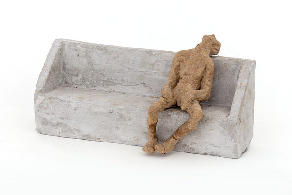 Sitting on a bench in the subway | Сидящий на лавке в метро