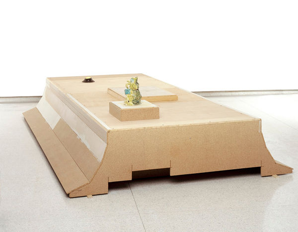 Manfred Pernice Plateau (Frau Saft), 2004