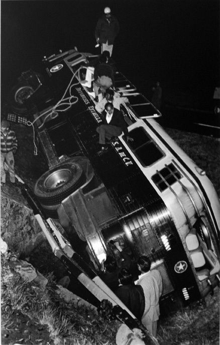 Enrique Metinides Untitled (Camión volcó en gran hoyo en Colonia Condesa. Años cincuenta), 1950s