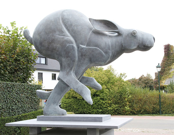 EVERT DEN HARTOG, RENNENDE HAAS (polyester-groot)