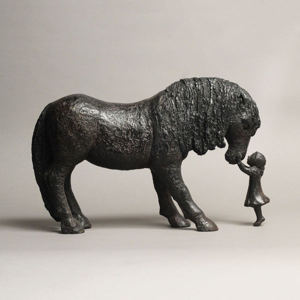 Mon merens préféré, sculpture de cheval, petite fille, fille et cheval, sophie verger, sculpture animaux chouette, sculpture art, scupture à bronze, joyeux, nature, bonheur, décoration bibliothèque, décoration bureau, animaux mignons, Art Thema HeYi galerie Bruxelles