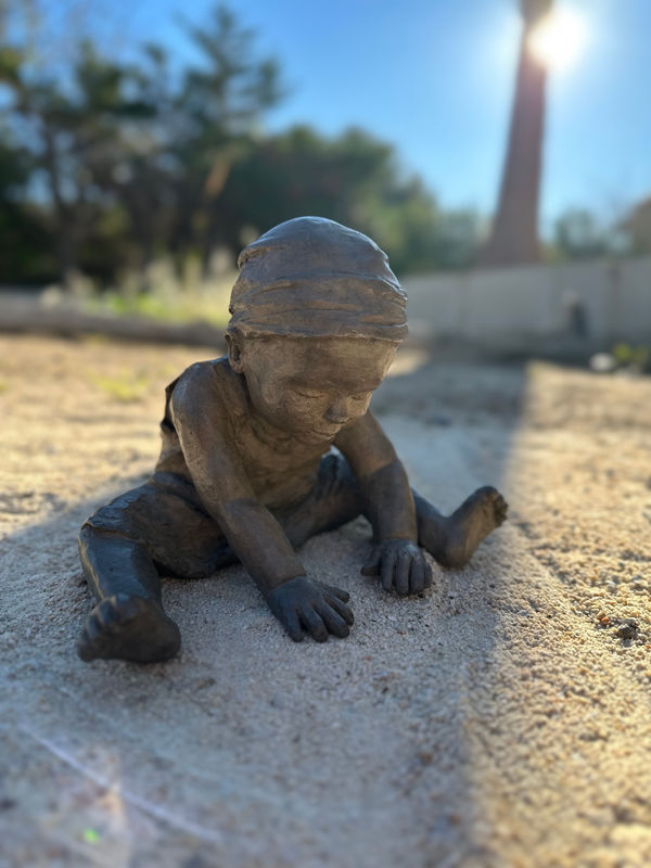 julie, béatrice cols, art thema, petite sculpture en bronze, sculpture d’enfant, petite statue de fillette, art en bronze à la cire perdue, sculptrice belge contemporaine, Béatrice Cols, sculpture en bronze de collection, sculpture sur le thème de l’enfance, art pour collectionneurs, sculpture figurative en bronze