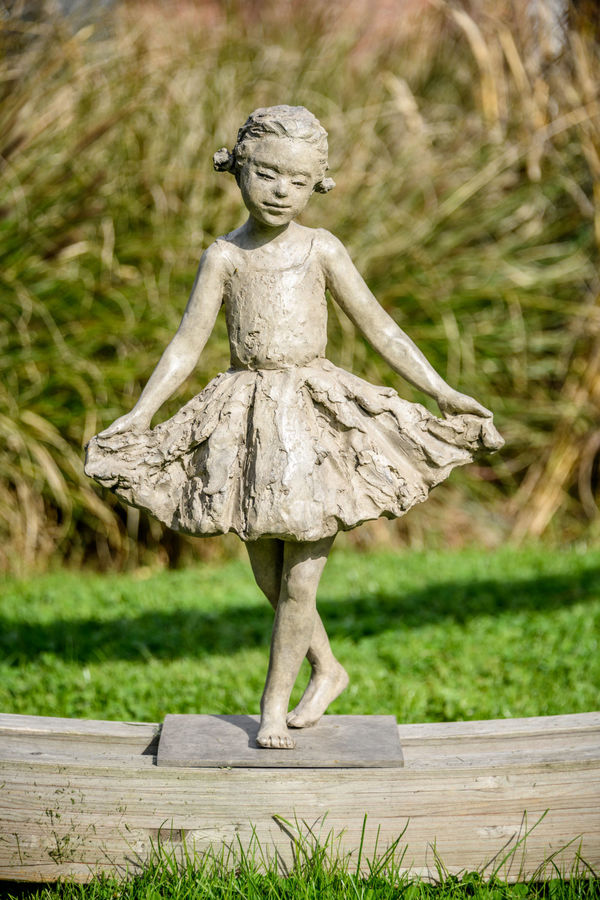 béatrice cols, cols, artiste, sculpteur, belge, fille, fillette, assise, penchée, doigt, bronze, petite, art thema, artthema, art, thema, antica namur