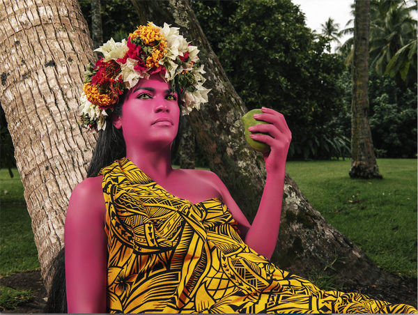 Namsa Leuba, La Femme à la mangue II from the series "illusion" made in Tahiti , 2019