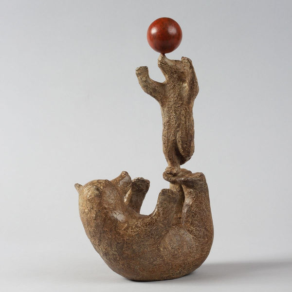 Kleine beren met een ballon Sophie Verger berensculptuur dierensculptuur bronzen sculptuur schattige berenmoeder met haar kleine mooie welpen die een ballon spelen op haar kunstdecoratie berencollectie Art Yi-galerij Brusselse kunstgalerij