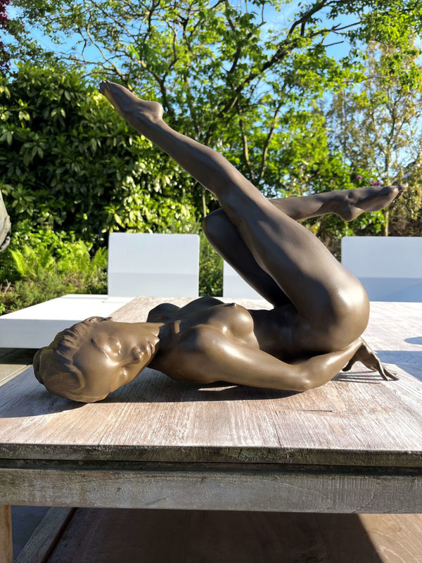 Morceaux de moi avec moi Marc de Corte sculpture femme dansante sculpture danse sculpture fille sculpture femme nue sculpture de jardin sculpture en bronze sculpture contemporaine Galerie Art Yi Galerie d'art de Bruxelles