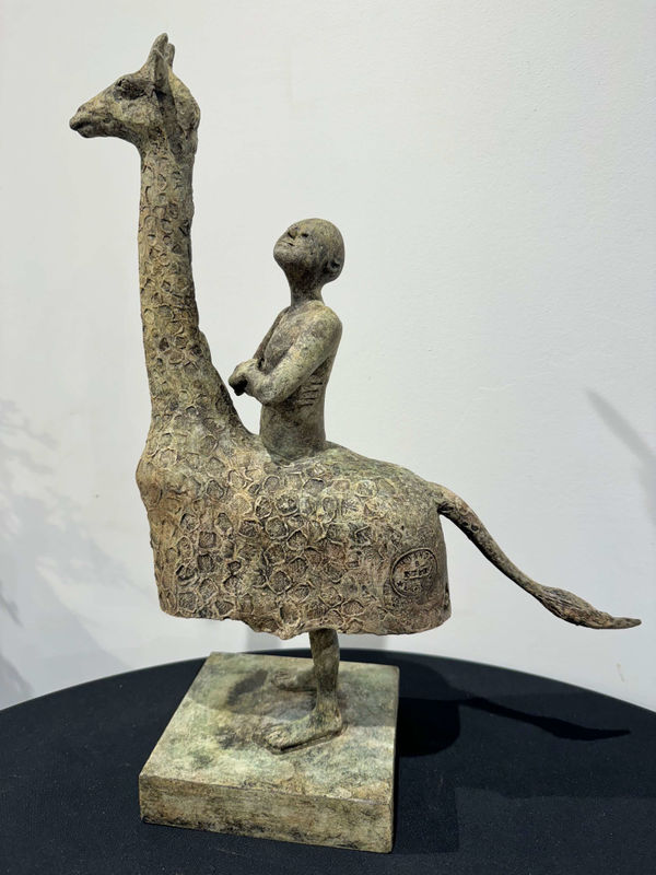 Twee benen giraffe sculptuur lieven D'haese hedendaagse sculptuur bronzen sculptuur van een jongetje dat op een giraffe rijdt dierensculptuur kind sculptuur droom kindertijd Art Yi gallery Brusselse kunstgalerie