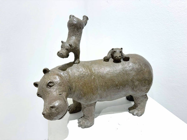 En pleine forme Sculpture d'hippopotame en bronze de Sophie Verger, représentant une mère hippopotame jouant avec ses deux petits et se promenant ensemble. Adorable sculpture animalière. Galerie Art Yi à Bruxelles.