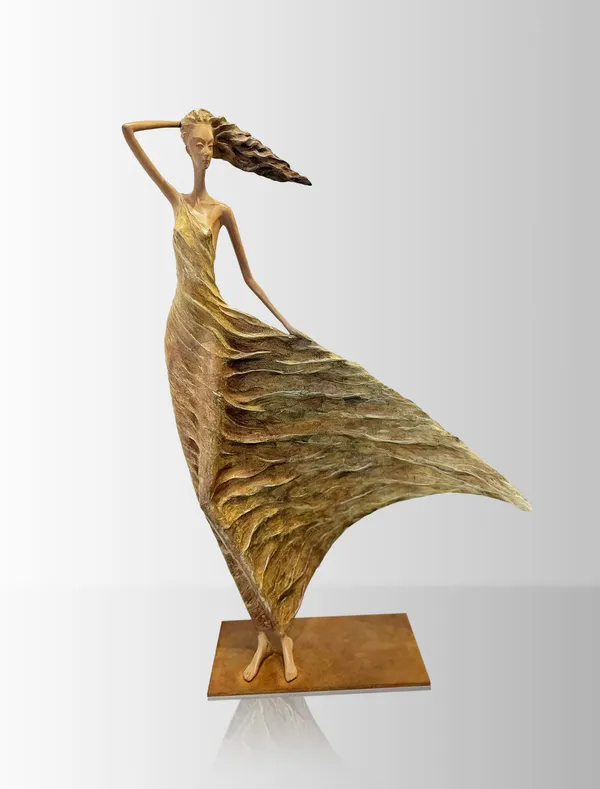 Escultura de Alizé, una mujer dorada que representa a Hedwige Leroux: una hermosa joven libre al viento con un vestido dorado. Escultura figurativa contemporánea en bronce, expuesta en la galería Art Yi de Bruselas.