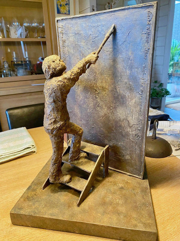 Schilderen in de lucht in zijn speciale blauwe jongenssculptuur van Lieven D'Haese bronzen sculptuur figuratieve hedendaagse beeldhouwkunst in Art Yi-galerij in Brussel kunstgalerie