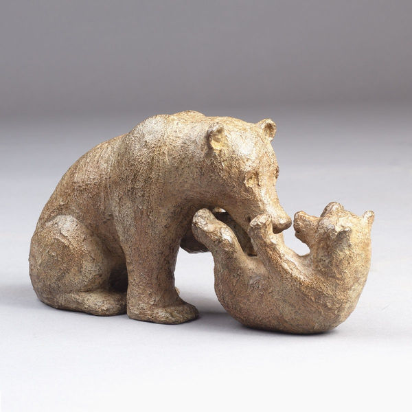 Tickles mère ours mignonne joue avec un adorable ours bébé animal sculpture contemporaine d'ours en bronze sophie verger