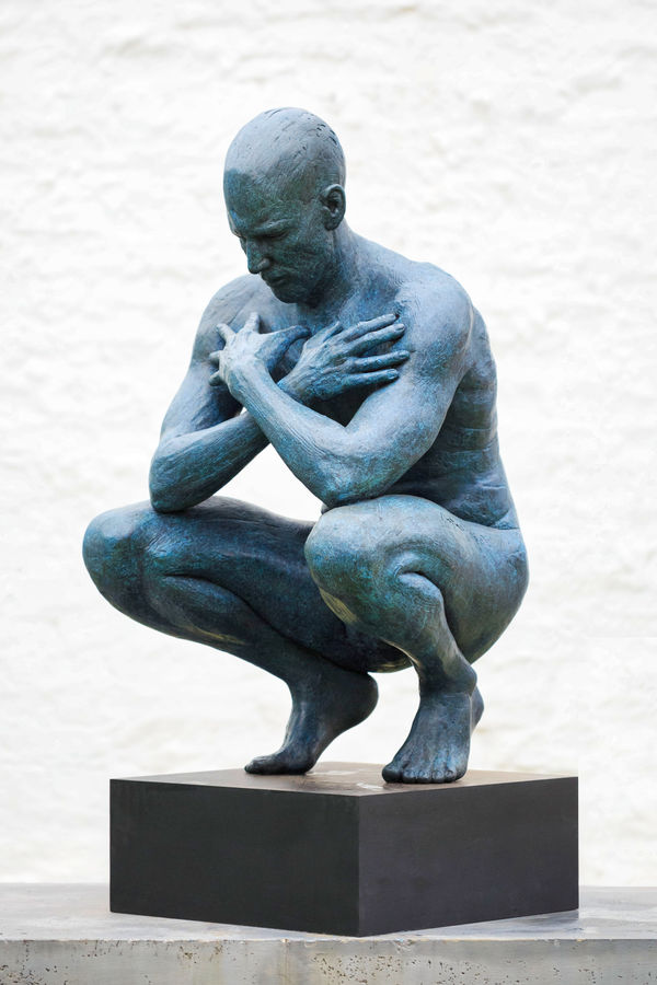 Anton Smit, Crouching Man - Monumental , 2022