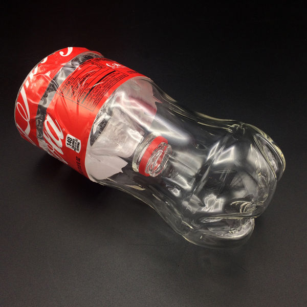 Patty Chang 张怡, Glass Urinary Device 玻璃小便器, 2017